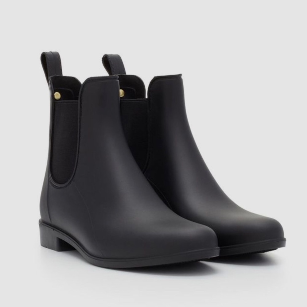 CHELSEA BOOTS